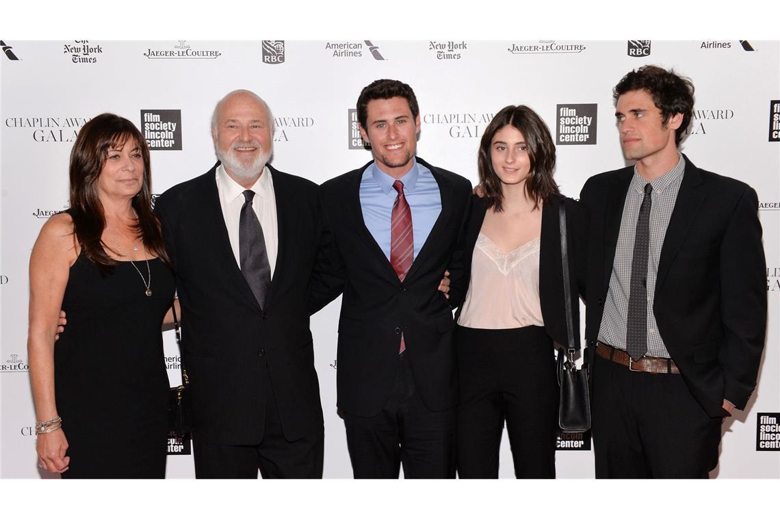 Rob Reiner und Ehefrau Michele (links) sind tot - Nick Reiner (ganz rechts) ist unter Mordverdacht in Haft.(Archivbild)