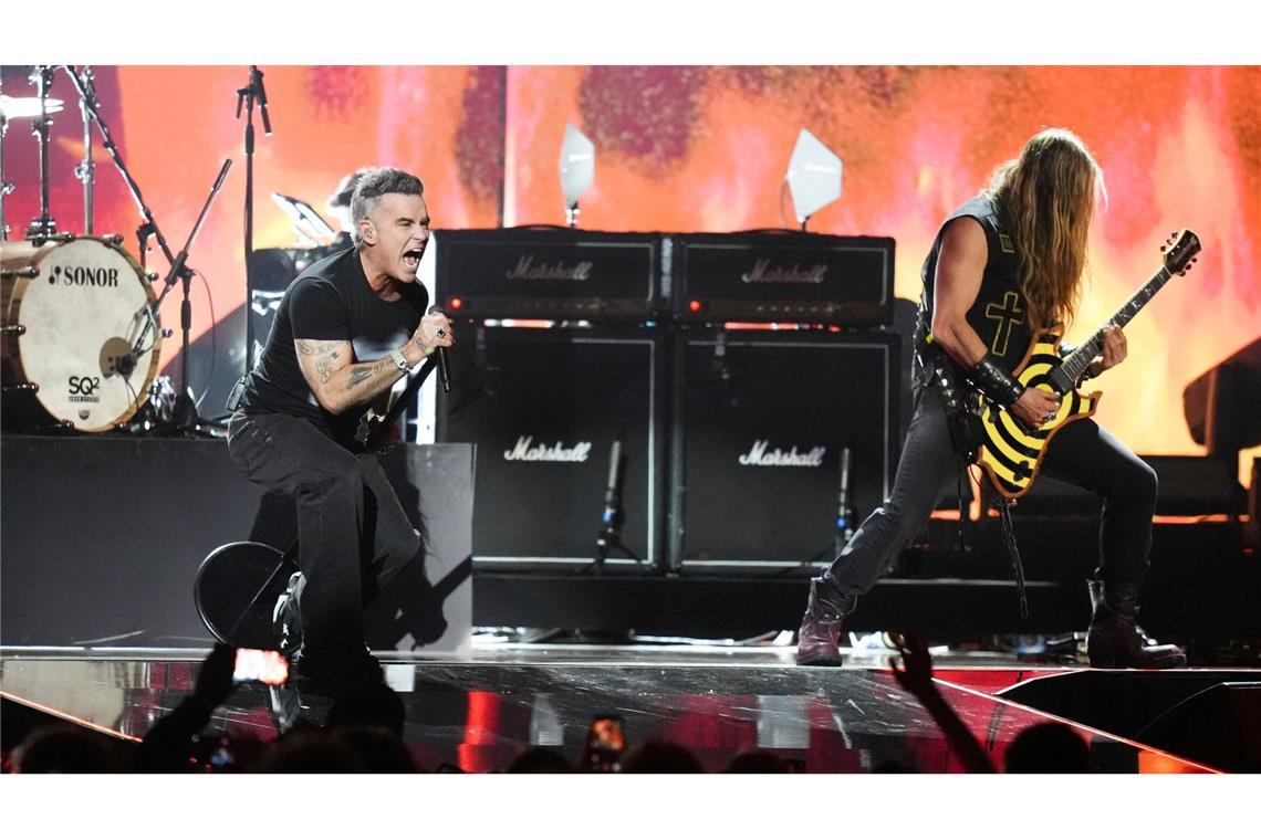 Robbie Williams (l) tritt während der Brit Awards 2026 in Manchester, England, auf.