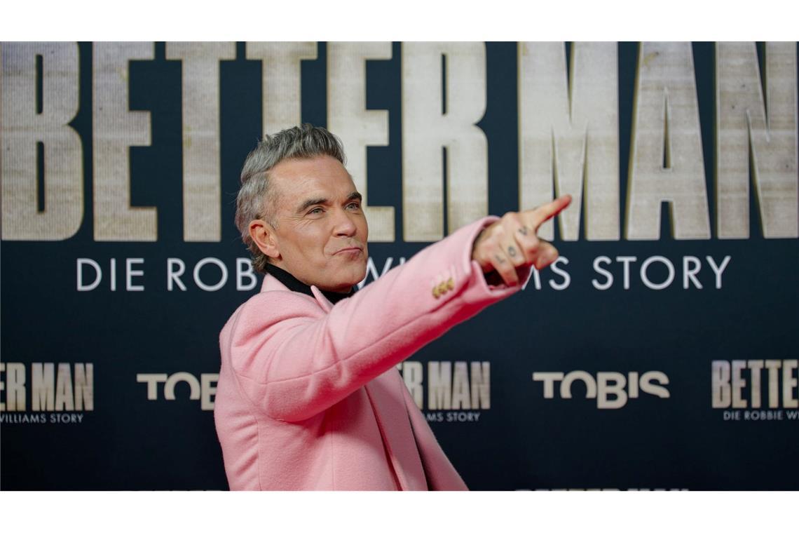 Robbie Williams zeigte sich stolz auf den Film "Better Man - Die Robbie Williams Story" - hier bei einer Premiere in Köln im Dezember 2024. (Archivbild)