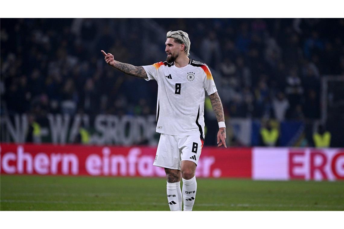 Mit Spaßfußball zum Torrekord – DFB-Team stürmt zum Gruppensieg Robert Andrich (Note 2,5). Auffällige Haarpracht und meist auffällige Darbietungen auf dem Platz ob seiner Aggressivität – gegen Bosnien gab der Mittelfeldkämpfer mal wieder den Andrich in Reinform. Nebenher war er in Ballbesitz oft der Libero, der sich zurückfallen ließ. Maßgeblich am 2:0 beteiligt – seinen Schuss lenkte Stürmer Tim Kleindienst mit der Fußspitze ins Tor. Besser, da präsenter als sein Nebenmann Groß.