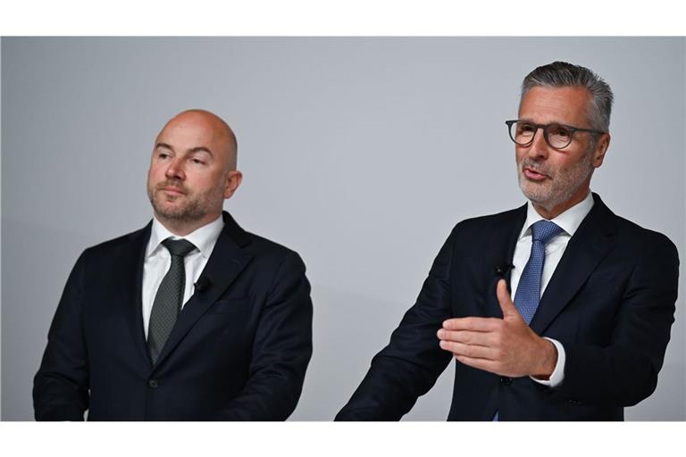 Robert Friedmann (rechts), Sprecher der Konzernführung der Würth-Gruppe, und Ralf Schaich, Mitglied der Konzernführung der Würth-Gruppe, erläutern im Rahmen der Bilanz Pressekonferenz die Geschäftszahlen des vergangenen Jahres.