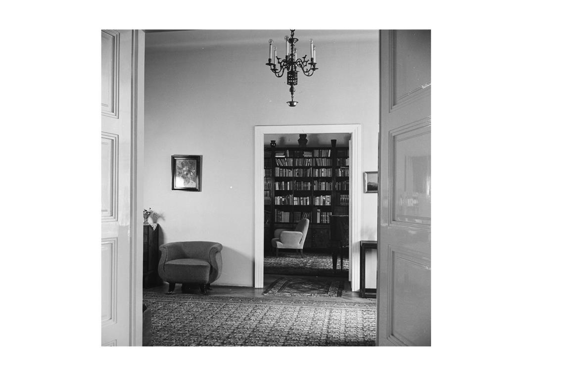 Zeig mir, wie du wohnst, und ich sage dir, wie kaputt du bist Robert Haas: Wohnung Hayek - Blick in das Wohnzimmer, Wien, 30.6.1938