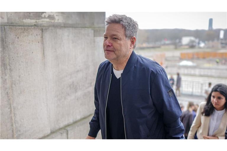Robert Habeck (Bündnis 90/Die Grünen), Bundesminister für Wirtschaft und Klimaschutz, auf dem Weg zur Fraktionssitzung seiner Partei.