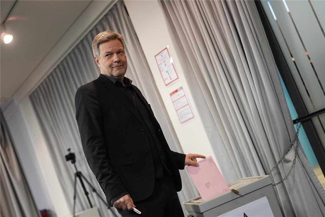 Scholz nennt Chialo "Hofnarr" - "nicht rassistisch" gemeint Robert Habeck (Bündnis 90/Die Grünen), Kanzlerkandidat und Bundesminister für Wirtschaft und Klimaschutz, gibt seine Stimme für die Bundestagswahl ab.