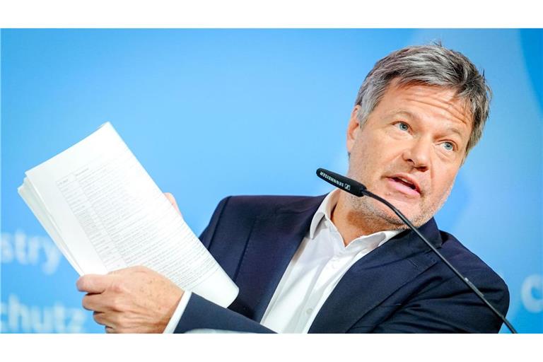 Robert Habeck hält vermeintlich vertrauliche Dokumente in die Kamera.