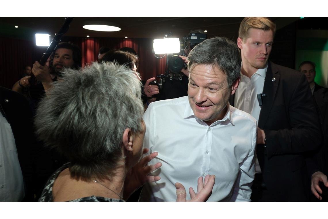 Bilder des Tages Robert Habeck spricht bei einer Wahlkampfveranstaltung in Leipzig mit einer Besucherin.