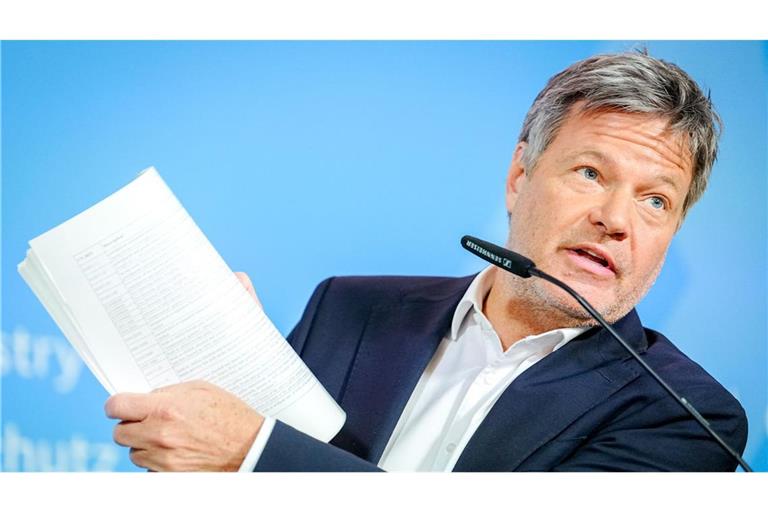 Robert Habeck  zeigt bei einer Pressekonferenz nach der Verkündung des neuen Zollpakets durch den US-Präsidenten einen Papierstapel mit Gegenmaßnahmen.