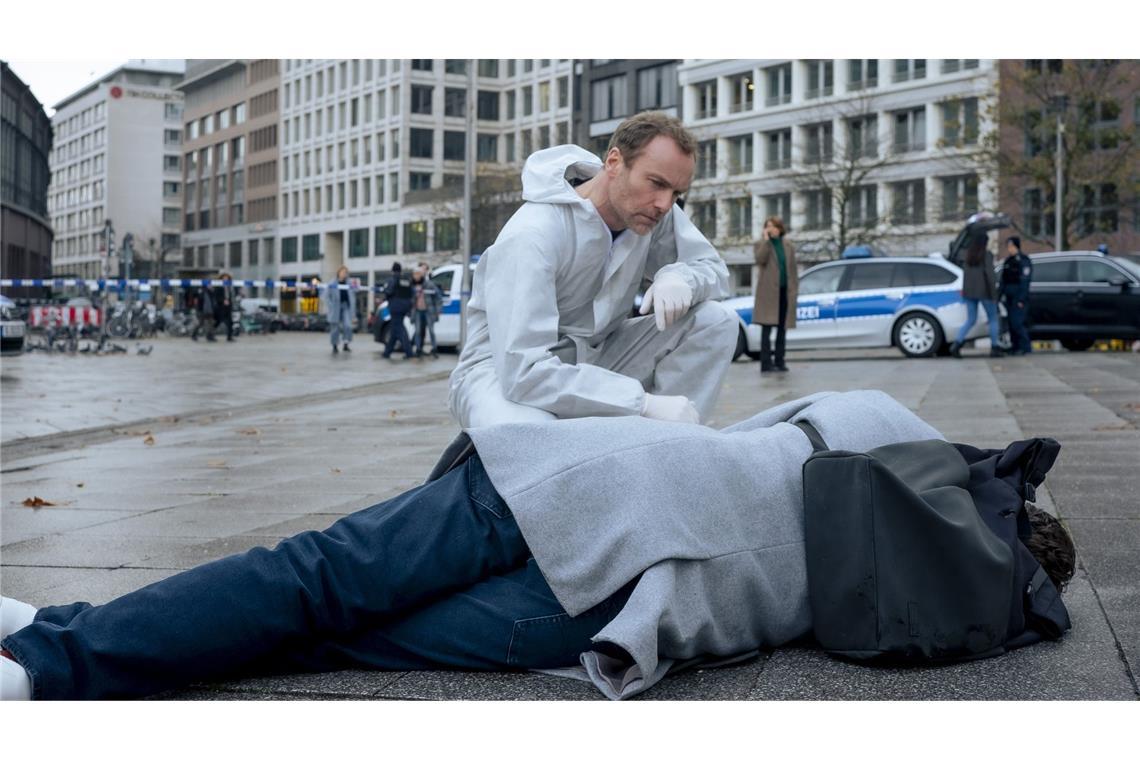 „Was Abwegigeres fiel Ihnen nicht ein?“ Robert Karow (Mark Waschke) betrachtet am Tatort die Leiche eines ehemaligen Politikers
