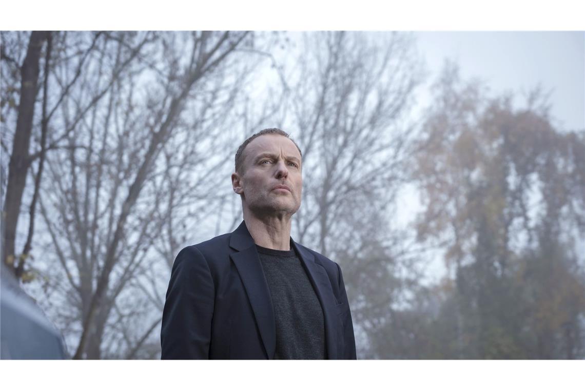 Robert Karow (Mark Waschke, Bild) sieht sich in der Nähe des Tatorts an der ehemaligen Abhörstation auf dem Berliner Teufelsberg um.