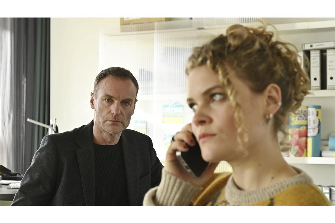 Einfach nur leben – um das geht es in „Erika Mustermann“ aus Berlin Robert Karow (Mark Waschke, li) befragt die Mitarbeiterin des Fahrradlieferdienstes Inke Traut (Leonie Krieg, re) zu dem toten Rider, der für sie gearbeitet hat.