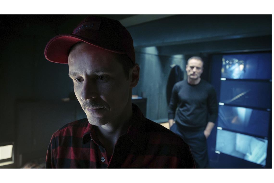 Robert Karow (Mark Waschke, re.) trifft den Wildniswanderer Noah Farrell (Nils Kahnwald) wieder. Der nimmt ihn mit in seinen Prepper-Bunker, wo sie die Nacht zusammen verbringen.