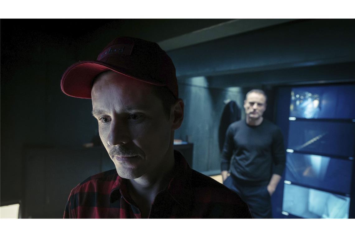 Robert Karow (Mark Waschke, re.) trifft den Wildniswanderer Noah Farrell (Nils Kahnwald) wieder. Der nimmt ihn mit in seinen Prepper-Bunker, wo sie die Nacht zusammen verbringen.