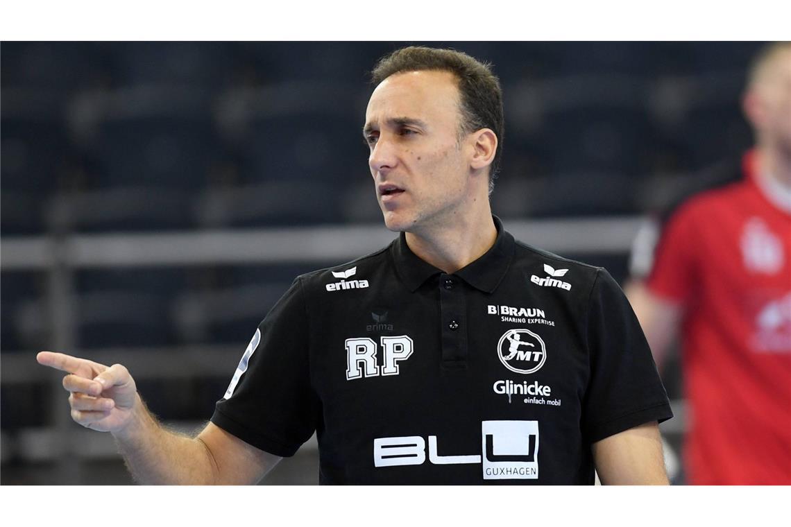 Die 18 Trainer im Fokus der neuen Handball-Bundesliga-Saison Roberto Garcia Parrondo (MT Melsungen, 45 Jahre alt): Roberto García Parrondo gewann als Spieler und Trainer die Champions League und führte Ägypten zu zwei Afrikameisterschaften. Seit 2021 formt er MT Melsungen zur Spitzenmannschaft der Bundesliga. Sein klares Ziel: die Hessen dauerhaft in Europa zu etablieren.