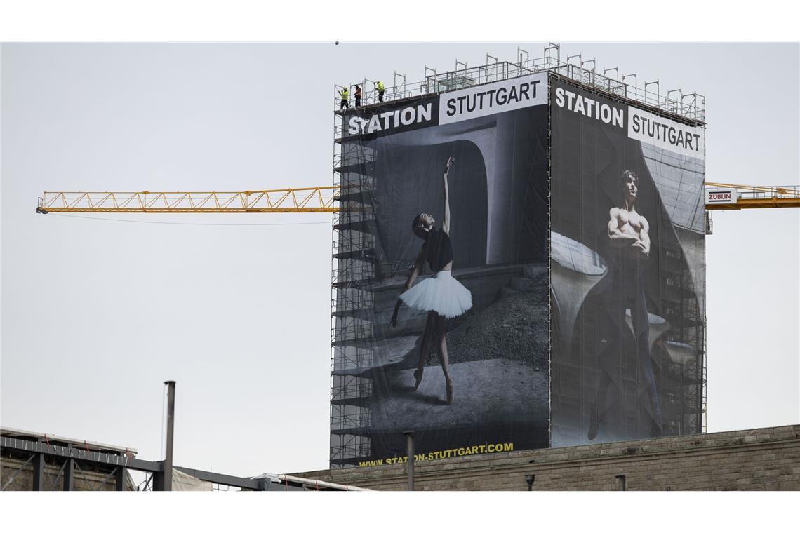 Ballett auf der S-21-Baustelle Rocio Aleman und Martí Paixà am Bahnhofsturm