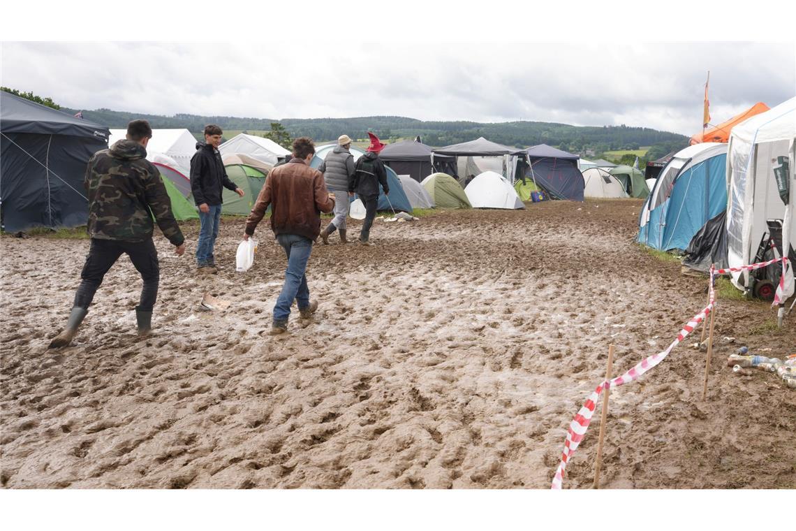 Rock am Ring: Camper waten nach Regen durch den Schlamm