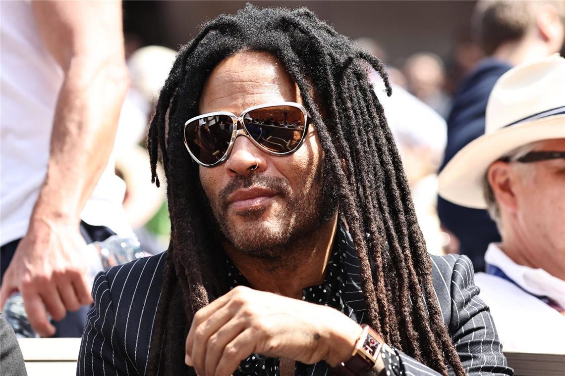 Rockmusiker Lenny Kravitz sitzt während des Endspiels aufmerksam auf der Tribüne in Paris.