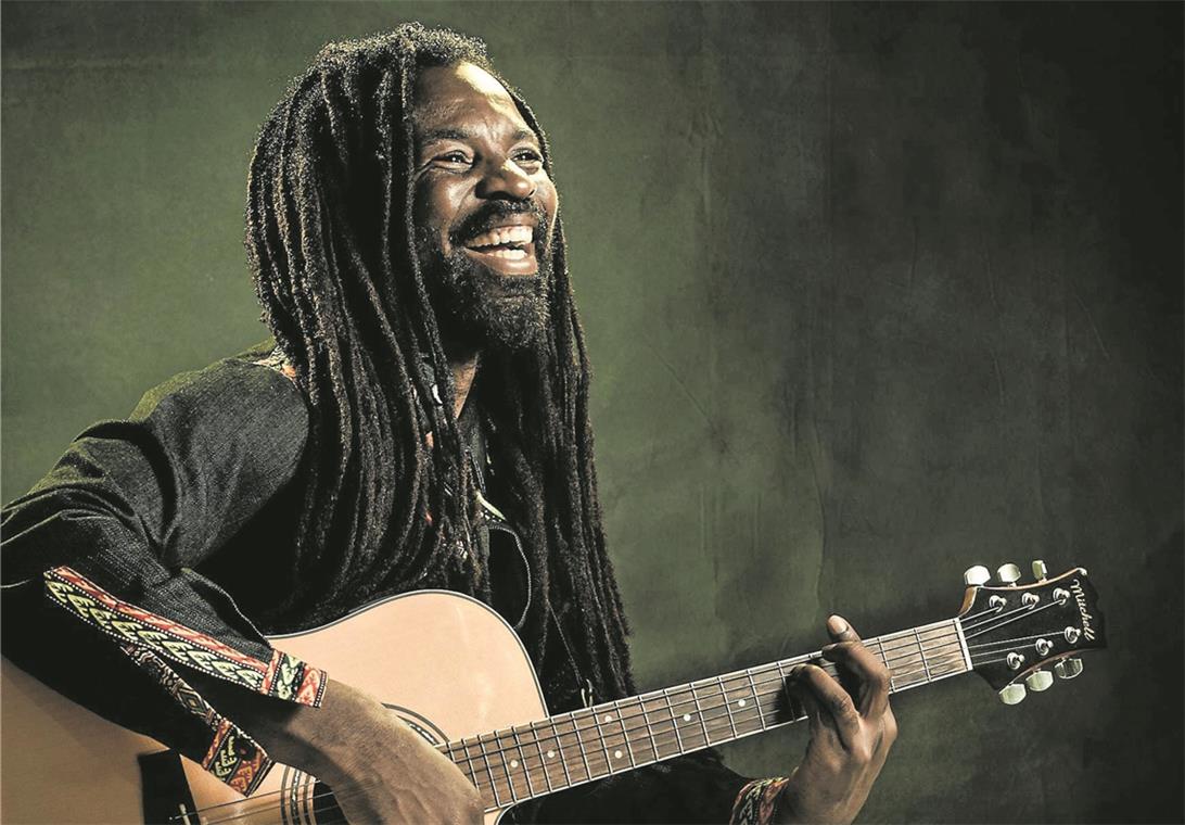 Rocky Dawuni aus Ghana wurde beim Grammy 2016 für das beste Reggae-Album nominiert. Mit seinen Texten möchte er die Menschen erreichen, ein Stück weit zur Herzensbildung und Bewahrung der Natur beitragen sowie vom faszinierenden Kontinent Afrika erzählen. Foto: privat