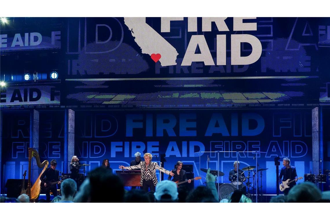 Stars singen für Feueropfer: Benefizkonzert in Kalifornien Rod Stewart auf der Bühne im The Forum.