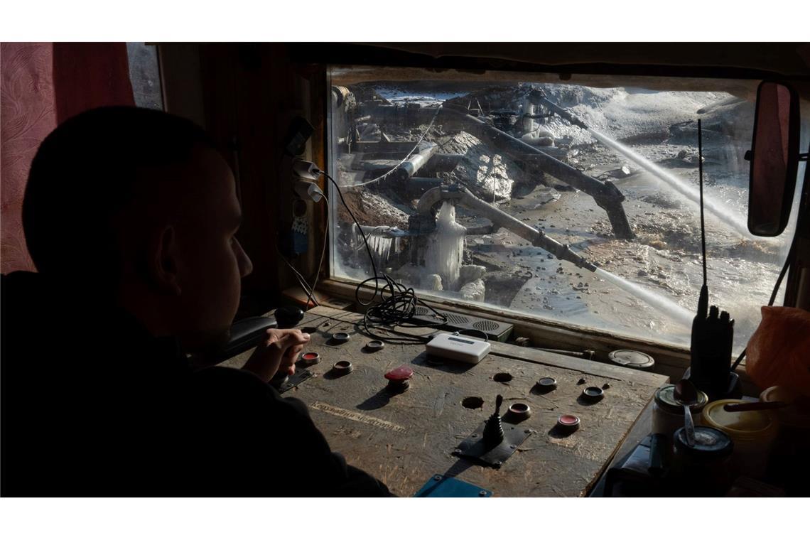 Bilder des Tages Rohstoffabbau in der Ukraine: Arbeiter überwacht Ilmenit-Gewinnung für Titan