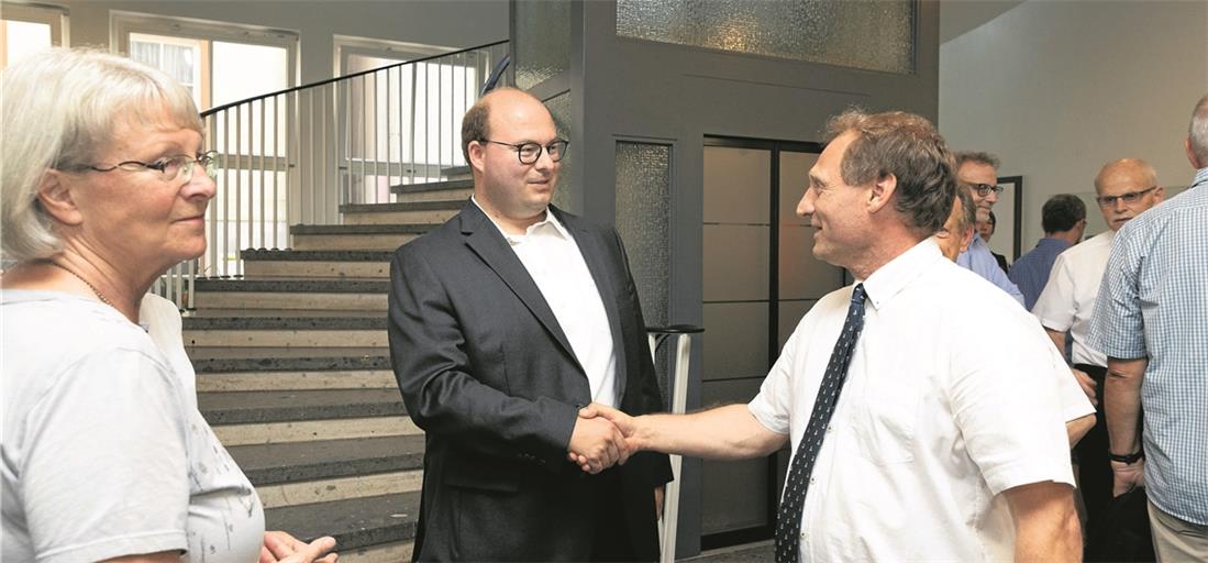 Roland Anton Krojer (vorne rechts) gratuliert Armin Mößner (Mitte), der die Bürgermeisterwahl in der Walterichstadt klar gewonnen hat. Foto. J. Fiedler