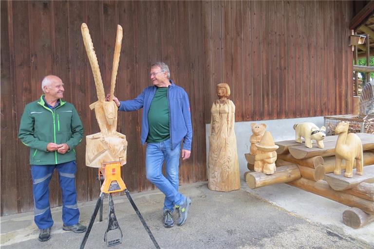 Roland Funk (links) und Gerhard Wahl engagieren sich ehrenamtlich für die Verschönerung von Wanderwegen. Während Gerhard Wahl die Holzfiguren für den Brünnelesweg geschnitzt hat, gestaltete Roland Funk die Schilder zu den Figuren. Fotos: privat