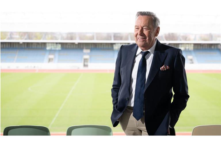 Roland Kaiser, Schlagersänger und Botschafter, steht während einer Pressekonferenz für die World Transplant Games 2025 im Heinz-Steyer-Stadion.