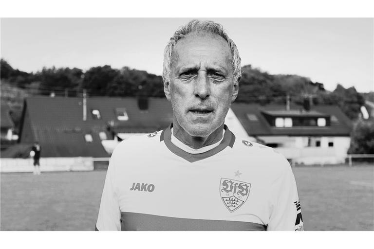 Roland Mall (Mi.) in der Saison 1973/1974 im Spiel des VfB Stuttgart gegen den MSV Duisburg. Roland Mall (Mi.) in der Saison 1973/1974 im Spiel des VfB Stuttgart gegen den MSV Duisburg