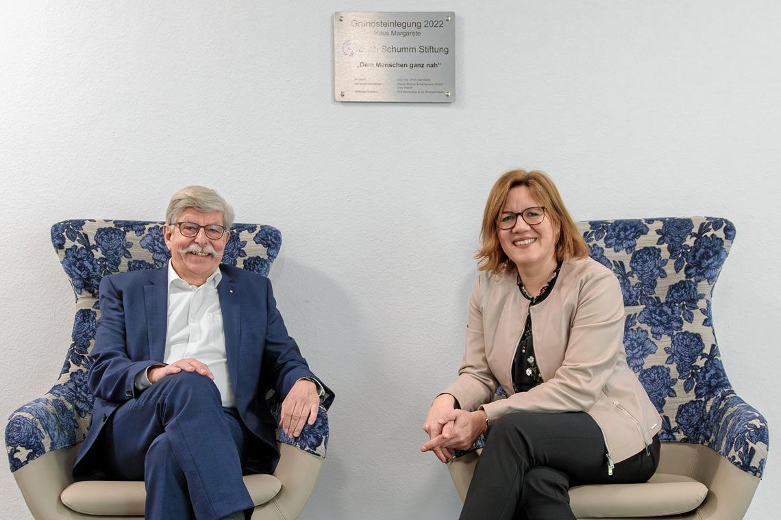 Auf Erneuerung folgt neue Frau an der Spitze Rolf Barreuther hat den Stab an Verena Ortmann – hier im Foyer des Neubaus – weitergegeben. Er freut sich, nun mehr Zeit für die Familie zu haben, bleibt der Stiftung aber verbunden. Die neue Vorständin hat schon viele Themen und Ideen, die sie angehen möchte.