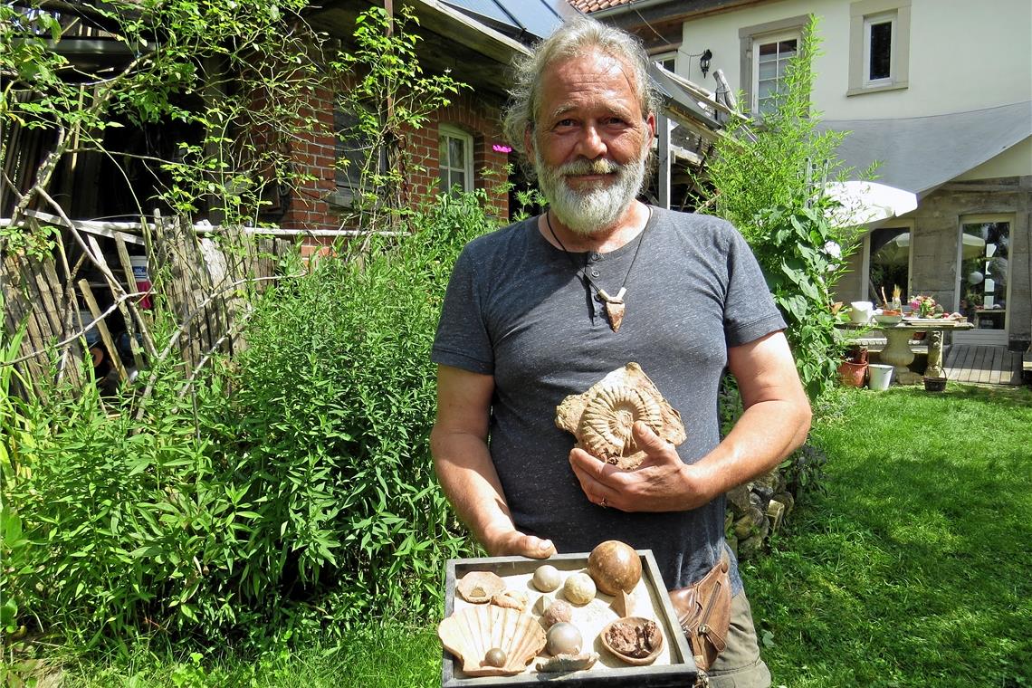 Die Natur ist reich an Geschenken und Materialabenteuern Rolf Canters mit einer Auswahl an Naturmaterialien. „Mein Herz schlägt für Lehm“, sagt er.