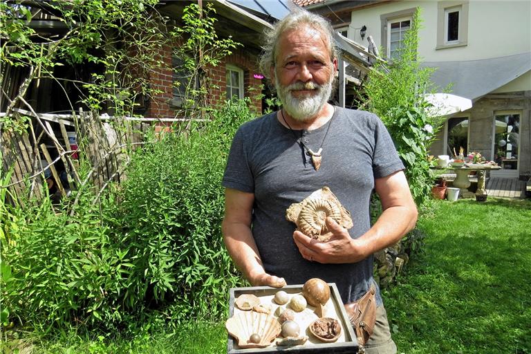 Rolf Canters mit einer Auswahl an Naturmaterialien. „Mein Herz schlägt für Lehm“, sagt er. 