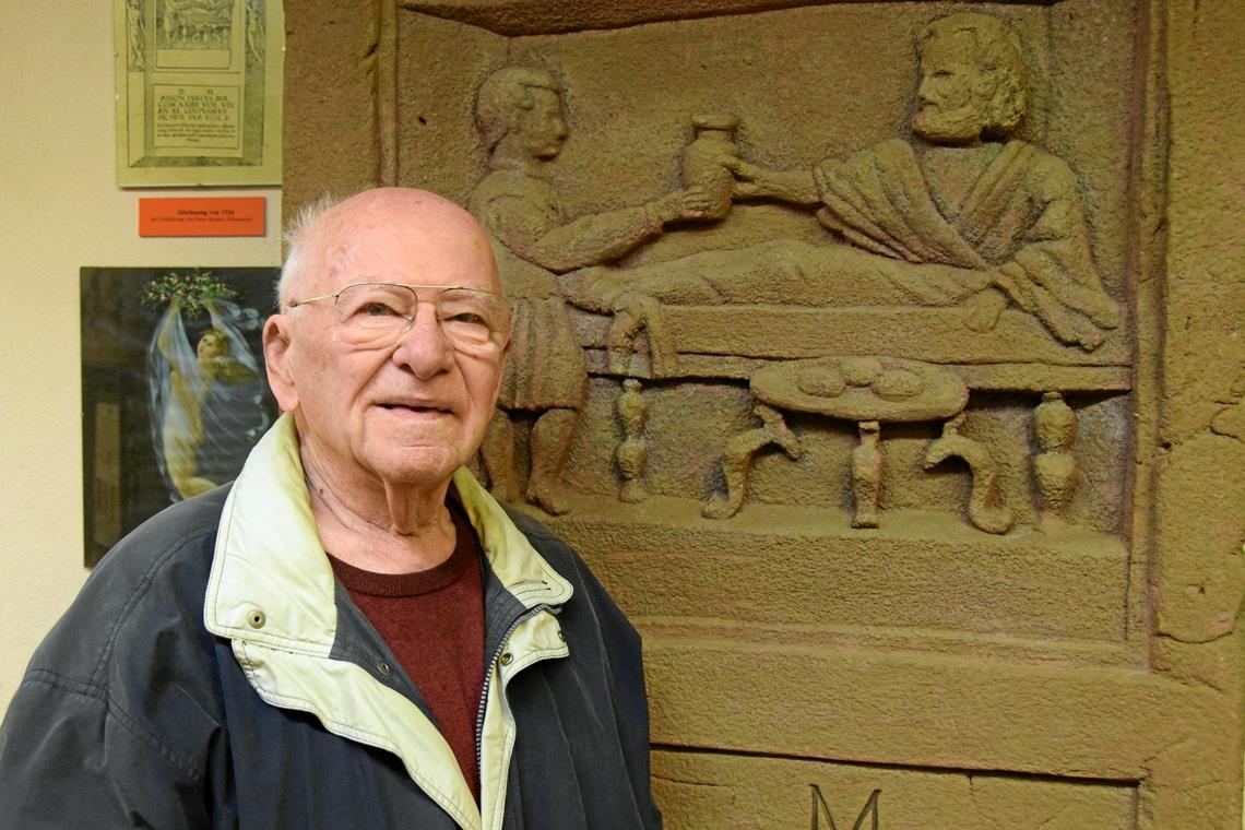 Ein Leben für die Heimatgeschichte Rolf Schweizer hat die Geschichten und Geschichte von klein auf im Museumsbetrieb aufgesogen. Nach Studium, wissenschaftlicher Assistenz und Promotion zog es ihn nach Murrhardt zurück, um in der Stadt und Umgebung weitere spannende Projekte wie Ausgrabungen in Angriff zu nehmen. Auch heute führt er noch durchs Museum – die Aufnahme zeigt ihn in der römischen Abteilung. Foto: Elisabeth Klaper