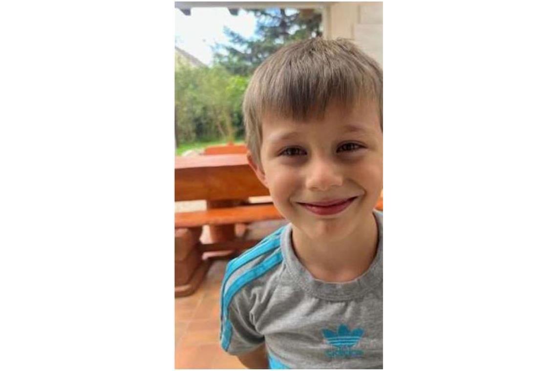 Polizei sucht mit Bild nach zwei vermissten Kindern Romano Tijan ist ebenfalls schlank, hat dunkelblondes Haar und ist rund 1,10 Meter groß.