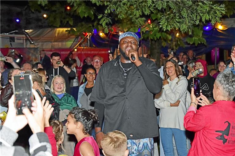 Ronis Goliath geht beim Konzert auch einfach mitten ins Publikum. Foto: Tobias Sellmaier