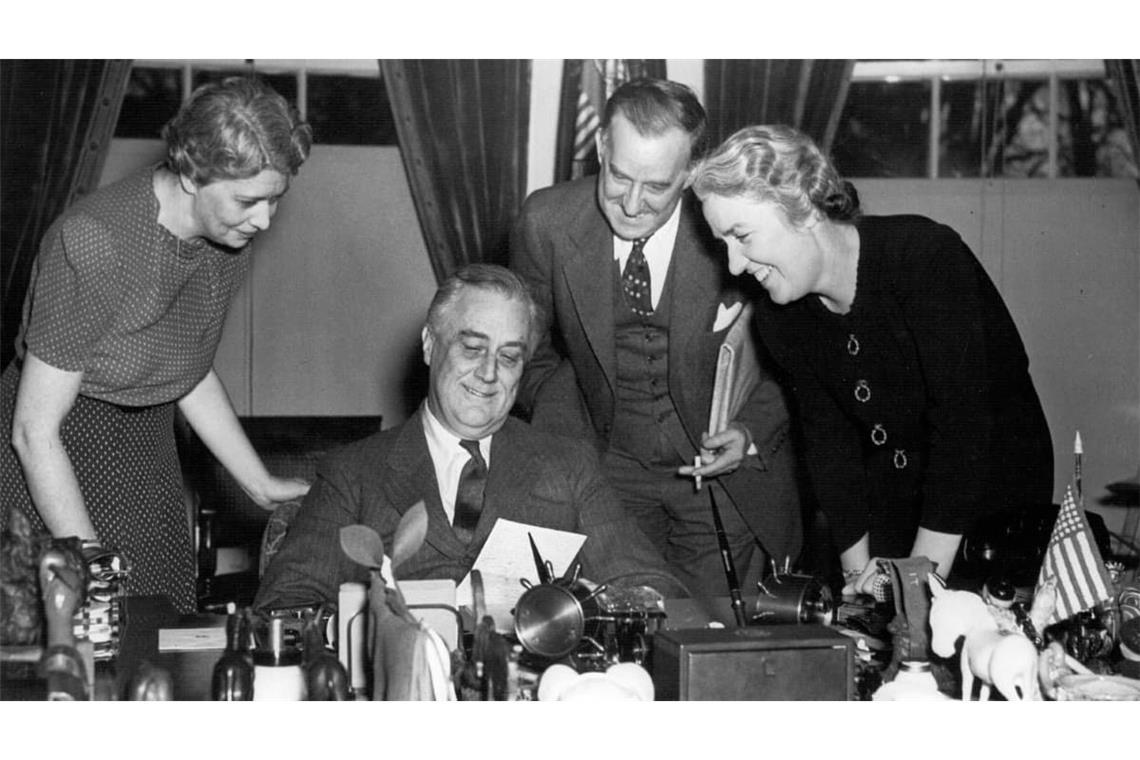 Roosevelt (Mitte) mit Marguerite LeHand (links), Stephen Early, and Grace Tully (von links nach rechts) im Mai 1941.