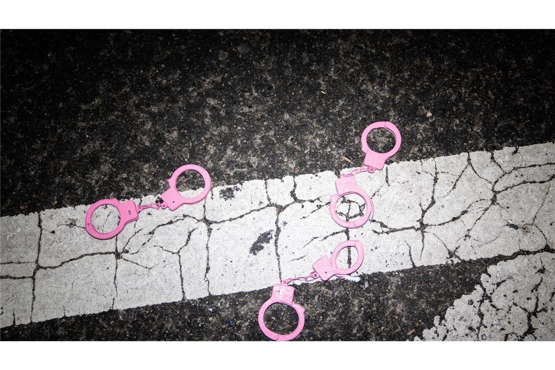 Rosa Handschellen liegen während einer Demonstration vor dem White House Correspondents' Dinner auf dem Boden in Washington.