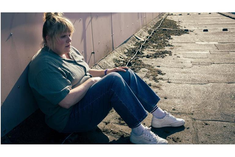 Rosa Herzog (Stefanie Reinsperger) ist nach der Durchsicht des Videomaterials zu Vergewaltigungen aus dem Kosovo-Krieg so mitgenommen, dass sie aufs Dach flüchtet, um das Gesehene zu verarbeiten.