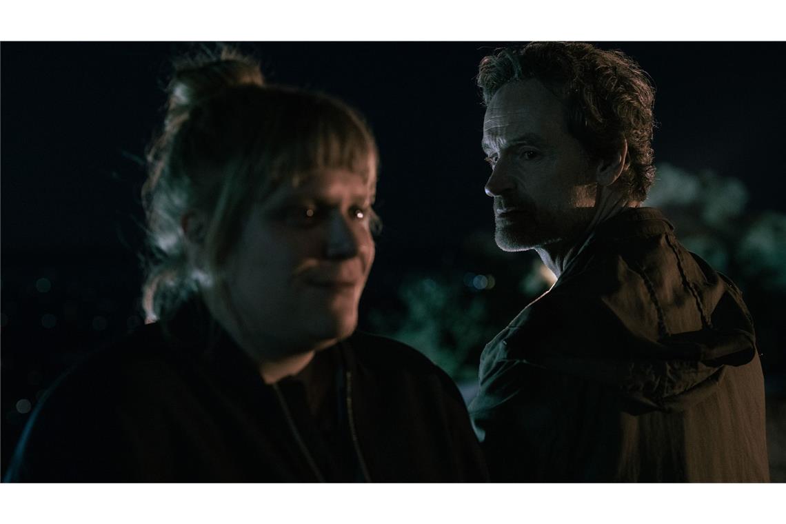 Rosa Herzog (Stefanie Reinsperger, l) schüttet Peter Faber (Jörg Hartmann, r) ihr Herz aus.