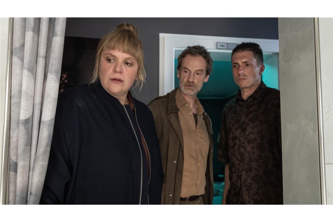 Rosa Herzog (Stefanie Reinsperger), Peter Faber (Jörg Hartmann, M) und Bordell-Mitarbeiter Elez Shkodra (Kristian Pandža, r) finden die Zeugin Maria Novak in einer laufenden Dusche.