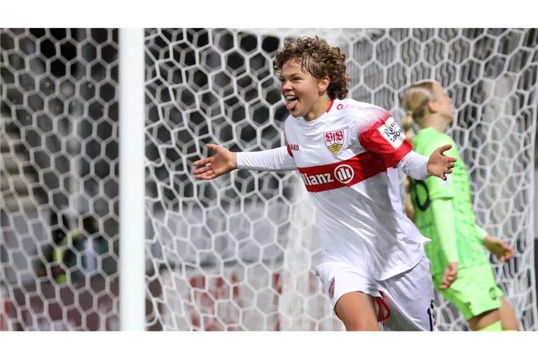 Rosa Rückert freut sich über ihren Treffer zur 1:0-Führung.