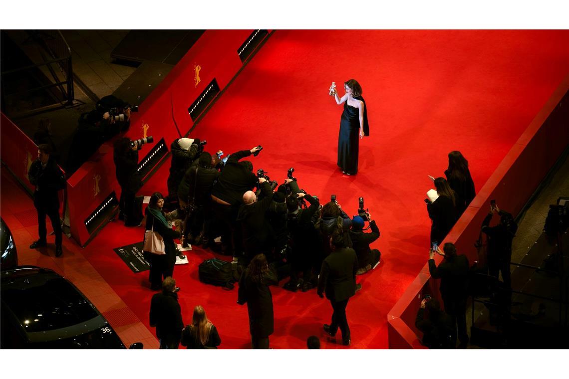 Berlinale-Gala: Ruf gegen Nazi-Film und "mordende Bastarde" Rose Byrne präsentiert den Silbernen Bären.