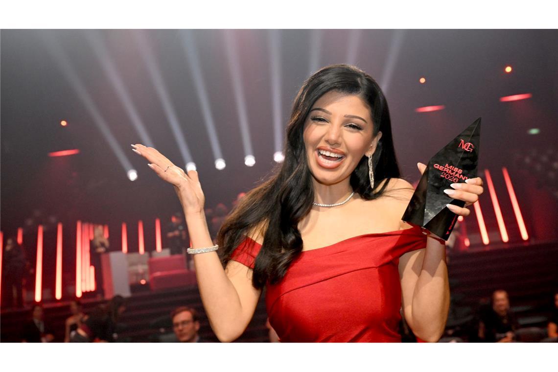 Rose Mondy steht nach dem Finale der "Miss Germany Awards" 2026 auf der Bühne.