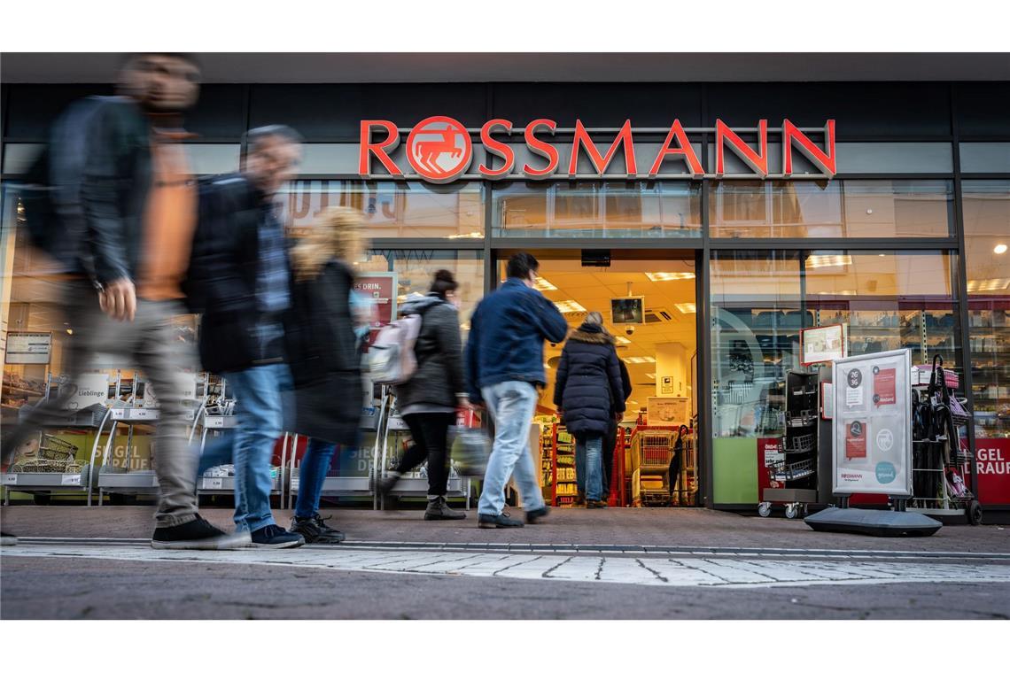 Rossmann gehört nach eigenen Angaben zu den größten Drogeriemarktketten in Europa – und sagt nun den klassischen Apotheken den Kampf an. (Archivbild)