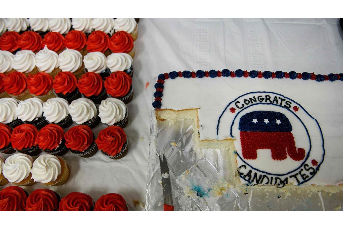 Verzweiflung hier, Euphorie da – Bilder einer Wahlnacht Rot-weiße Cupcakes und ein Elefantenkuchen – Nervennahrung bei einer republikanischen Wahlparty in North Carolina. Donald Trump hat den „Swing State“ gewonnen.