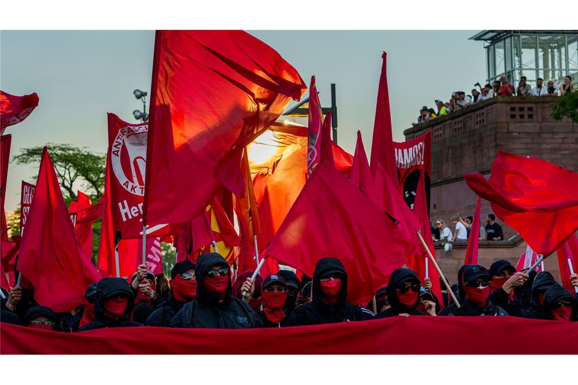 Bilder des Tages Rote Fahnen zum 1. Mai in Frankfurt