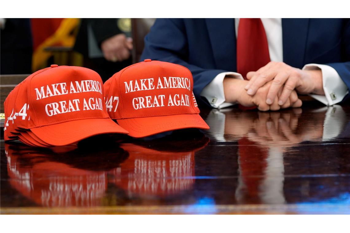 Neuer Fanartikel: Sohn Eric wirbt für "Trump 2028"-Kappe Rote Kappen stehen sind in den USA ein Symbol für Trump.