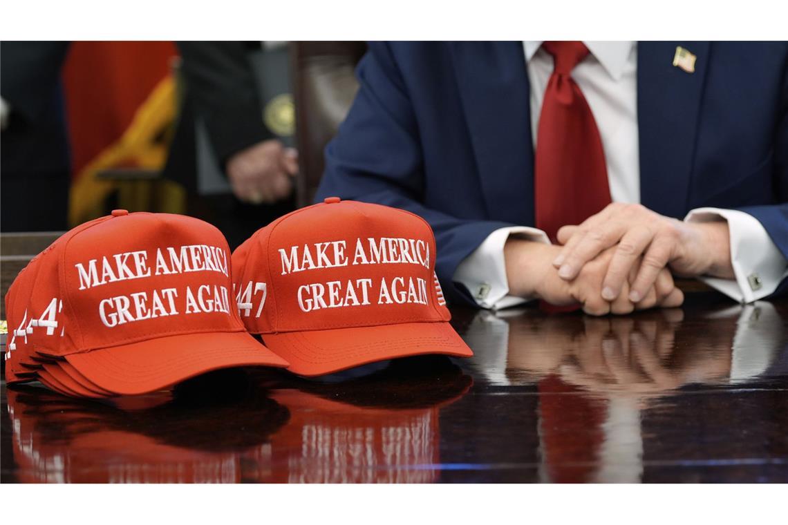 Donald Trumps Sohn Eric wirbt für neue Fanartikel Rote Kappen stehen sind in den USA ein Symbol für Trump.