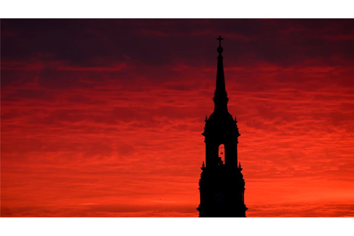 Bilder des Tages Roter Morgenhimmel hinter der Dreikönigskirche in Dresden.