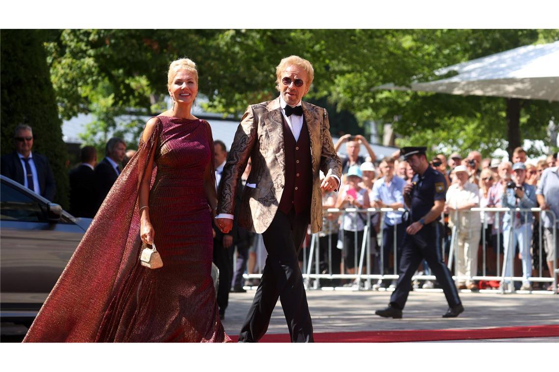 Dresscode oder Schlabberlook fürs Opernhaus? Roter Teppich und große Robe: Thomas Gottschalk und Karina Mroß. (Archivbild)