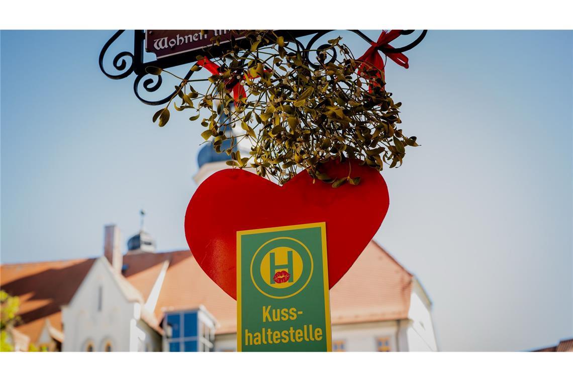 Rotes Herz und Mistelzweig: Auf dem Marktplatz in Eisenberg ist Küssen ausdrücklich erwünscht.