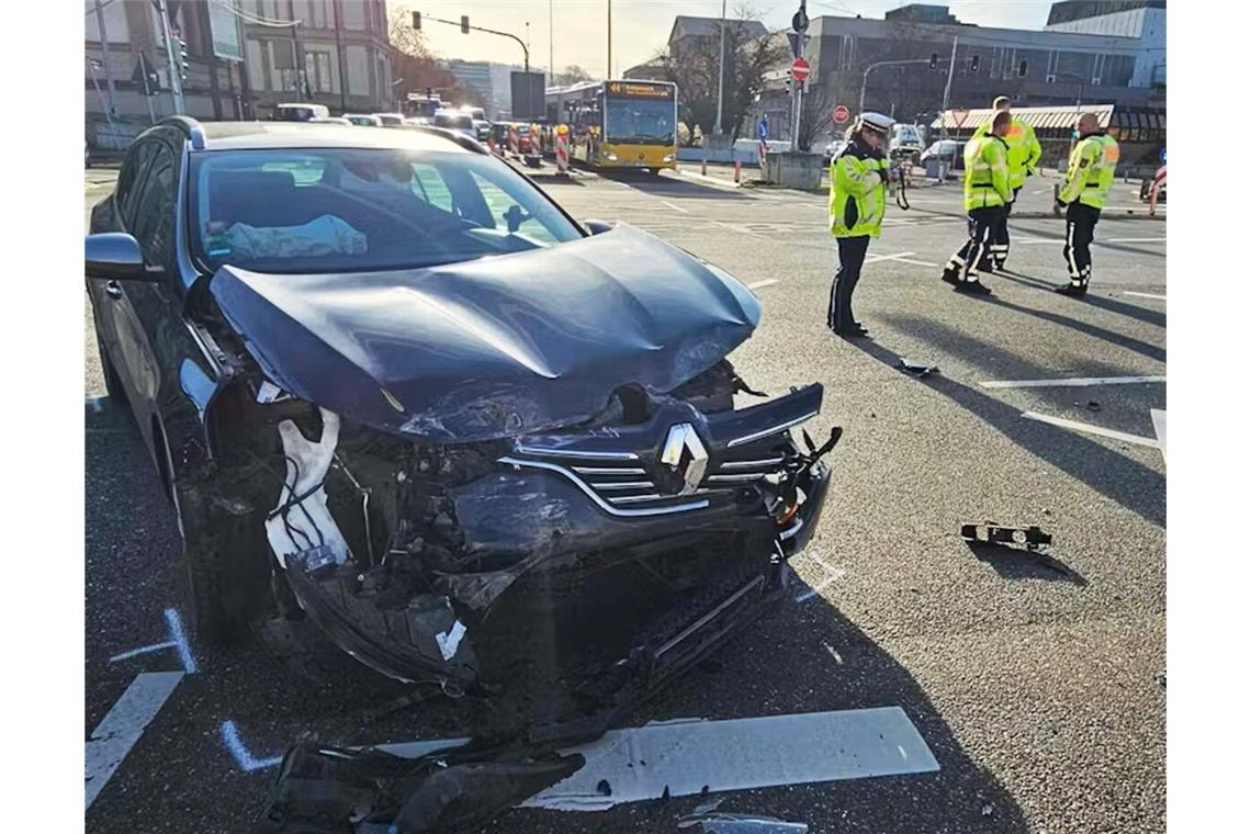 Rotlicht übersehen? Typischer Unfall auf der Bundesstraße 14 am Gebhard-Müller-Platz.